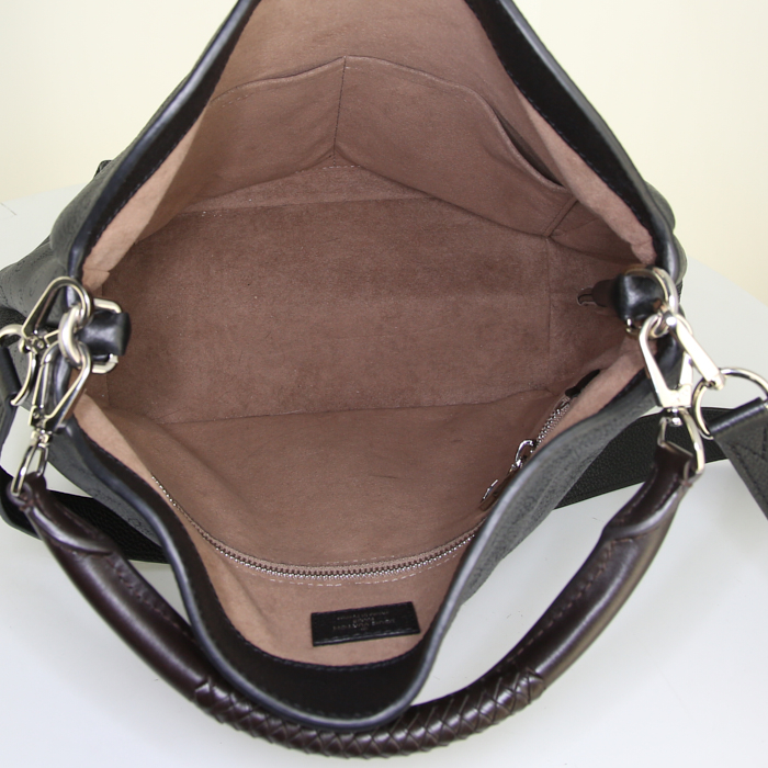 Louis Vuitton Babylone small model shopping bag in black mahina leather - Detail D3