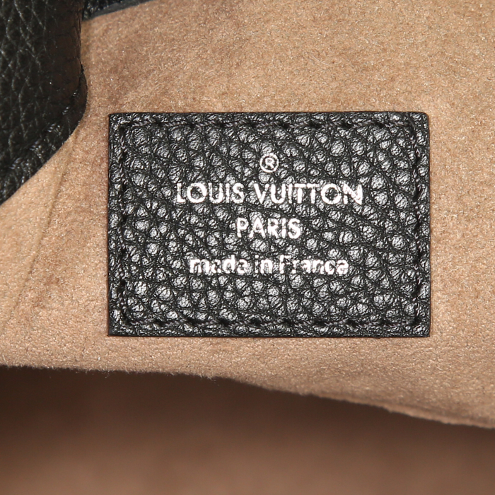 Louis Vuitton Babylone small model shopping bag in black mahina leather - Detail D4