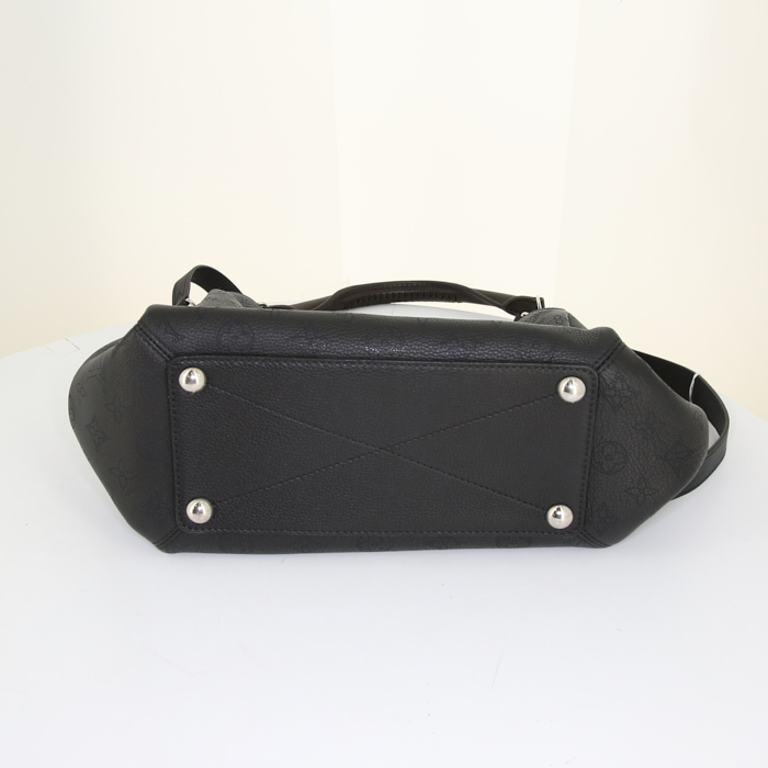 Bolso Cabás Louis Vuitton Babylone modelo pequeño en cuero mahina negro - Detail D5