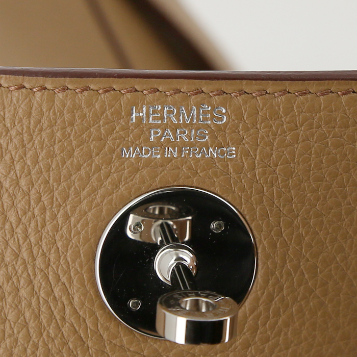 Hermes Lindy travel bag in Biscuit grained leather - Detail D3