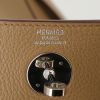 Sac de voyage Hermes Lindy en cuir grainé Biscuit - Detail D3 thumbnail