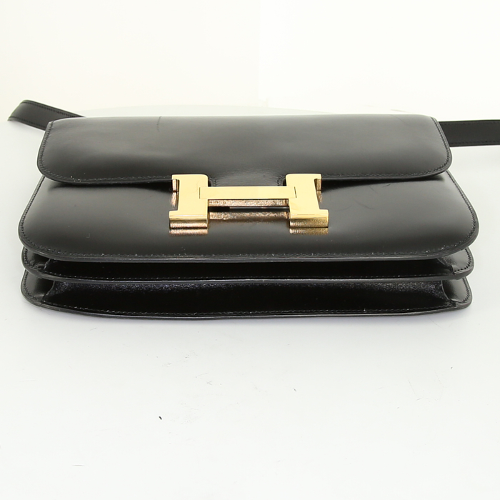 Bolso de mano Hermes Constance en cuero box negro - Detail D5