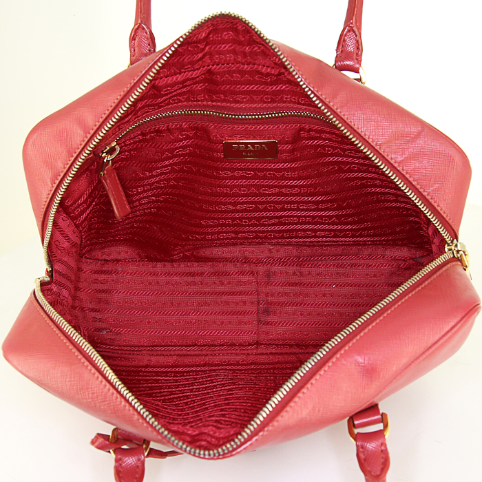 Sac à main Prada Bauletto en cuir saffiano rouge - Detail D2