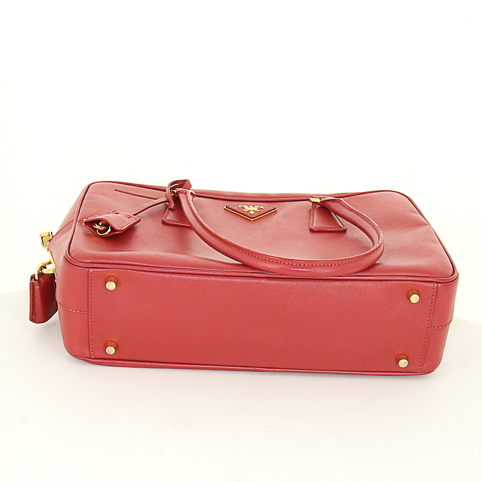 Sac à main Prada Bauletto en cuir saffiano rouge - Detail D4