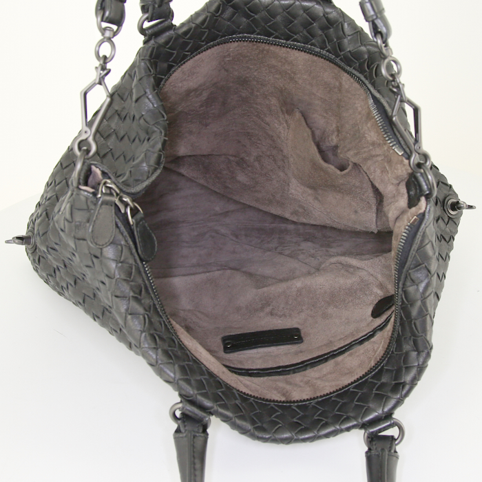 Bolso de mano Bottega Veneta Convertible modelo mediano en cuero intrecciato negro - Detail D3