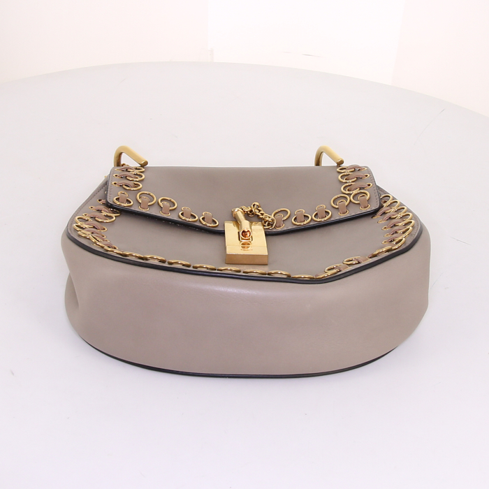 Chloé Drew shoulder bag in beige leather - Detail D4