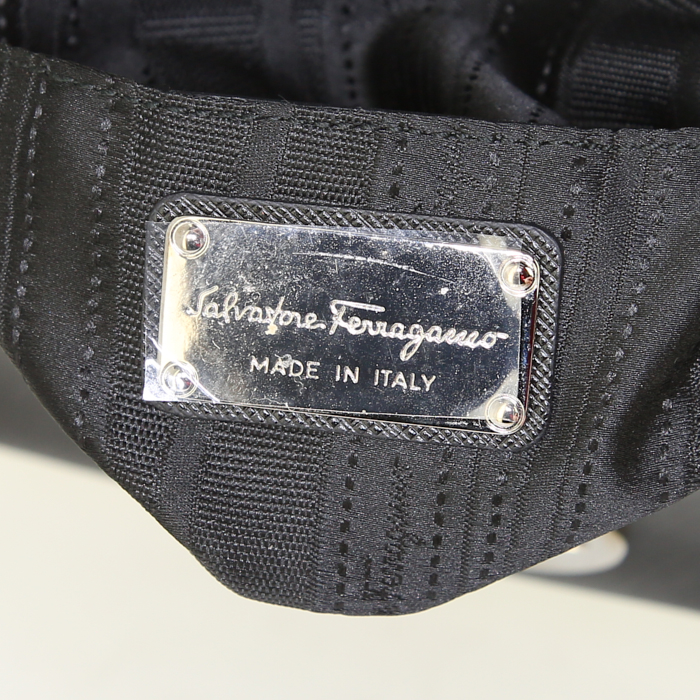 Sac à main Salvatore Ferragamo en cuir noir - Detail D3