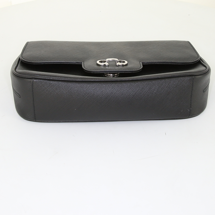Salvatore Ferragamo handbag in black leather - Detail D4