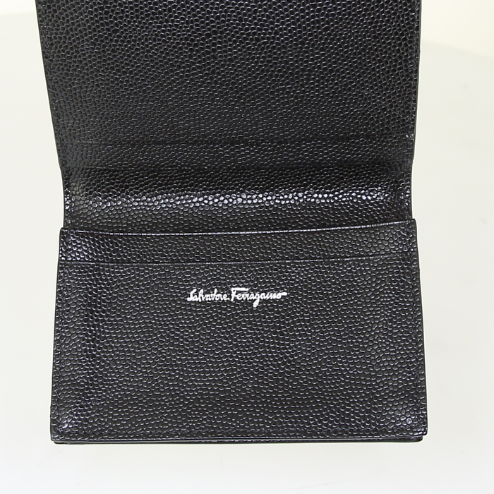 Salvatore Ferragamo handbag in black leather - Detail D5