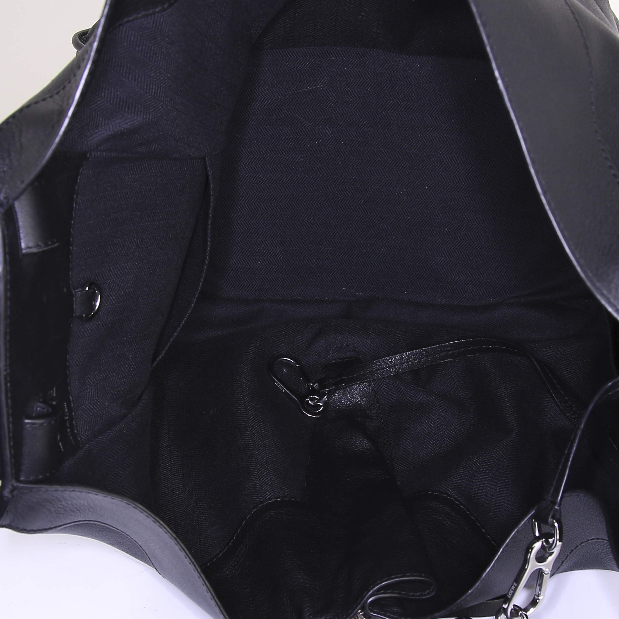 Loewe Hammock handbag in black leather - Detail D2