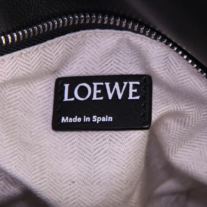 Loewe handbag in black leather - Detail D4