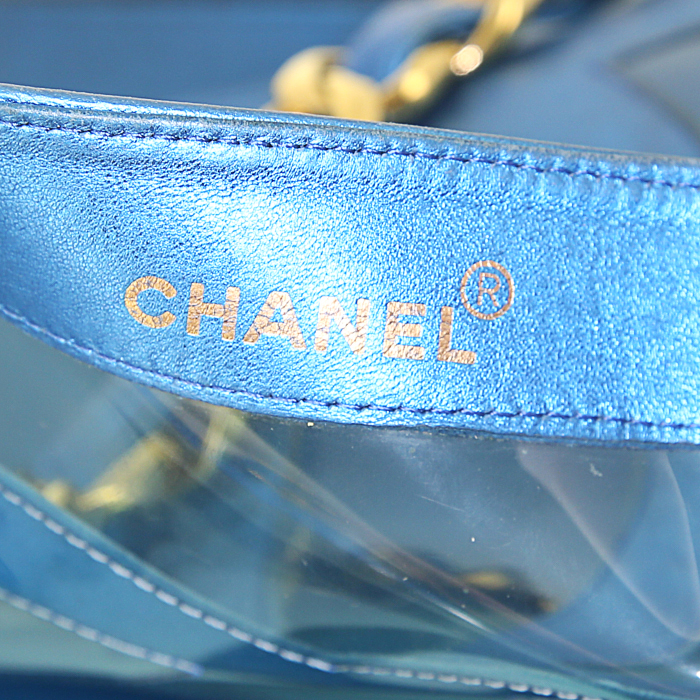Bolso Cabás Chanel Grand Shopping en vinilo transparente y cuero azul metalizado - Detail D3