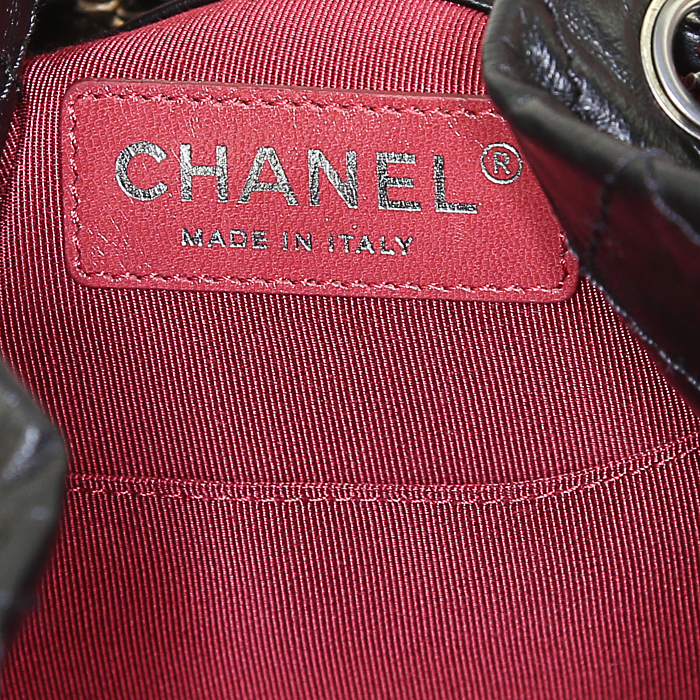 Chanel Gabrielle backpack in black quilted leather and black smooth leather - Detail D3