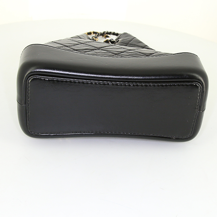 Mochila Chanel en cuero acolchado negro y cuero liso negro - Detail D4