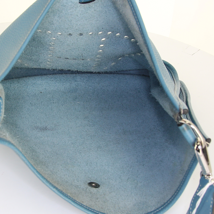 Bolso bandolera Hermes Evelyne en cuero togo azul - Detail D2