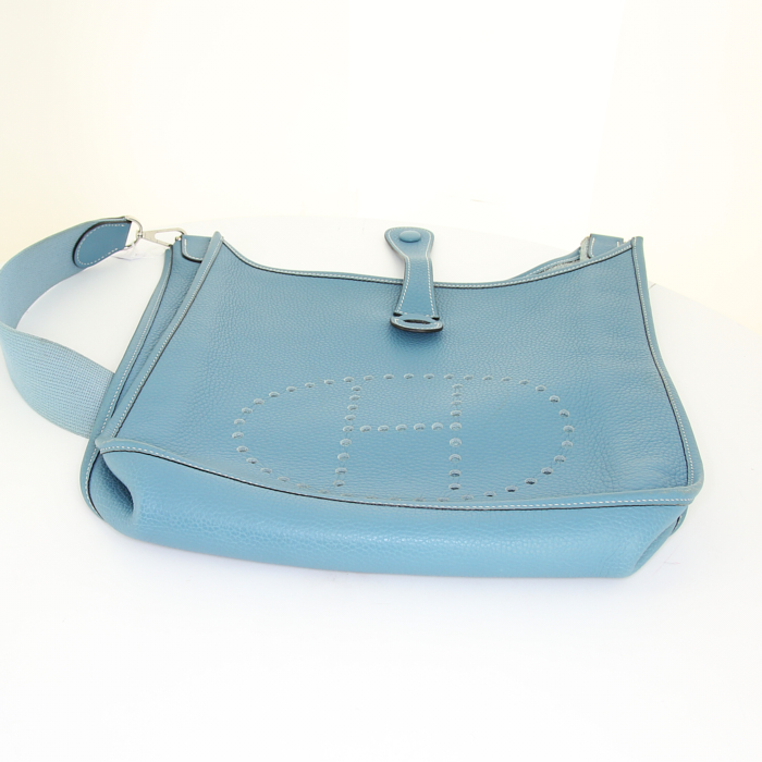 Bolso bandolera Hermes Evelyne en cuero togo azul - Detail D4