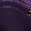 Bolso para llevar al hombro o en la mano Chanel Vintage en ante acolchado violeta - Detail D3 thumbnail