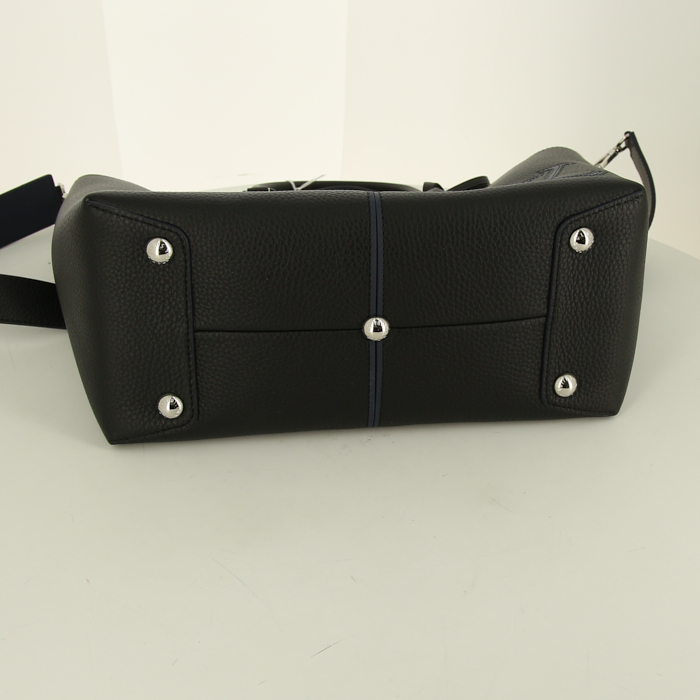 Louis Vuitton Pernelle handbag in black grained leather and blue piping - Detail D5