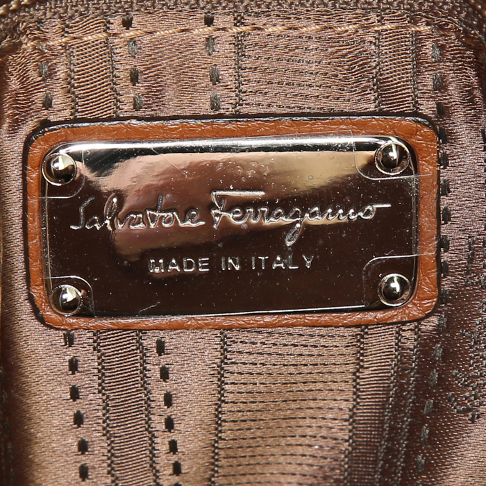 Sac à main Salvatore Ferragamo Sofia en cuir grainé marron - Detail D4