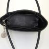 Bolso de mano Chanel Medaillon - Bag en cuero acolchado negro - Detail D2 thumbnail