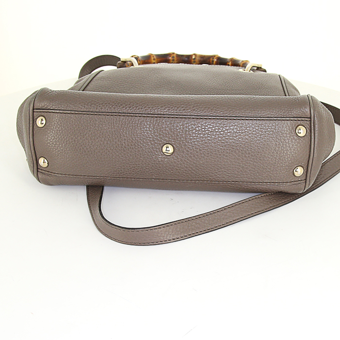 Bolso de mano Gucci Bamboo en cuero granulado color topo - Detail D5