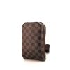 Pochette Louis Vuitton Geronimos in tela cerata con motivo a scacchi e pelle marrone - 00pp thumbnail