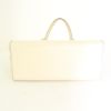 Bolso para llevar al hombro o en la mano Louis Vuitton Madeleine en cuero Epi blanco - Detail D4 thumbnail