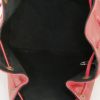 Sac cabas Louis Vuitton Grand Noé en cuir épi rouge - Detail D2 thumbnail