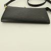Pochette Louis Vuitton Pochette accessoires en cuir épi noir - Detail D4 thumbnail