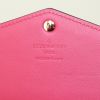 Billetera Louis Vuitton Sarah en charol Monogram rosa y violeta - Detail D3 thumbnail