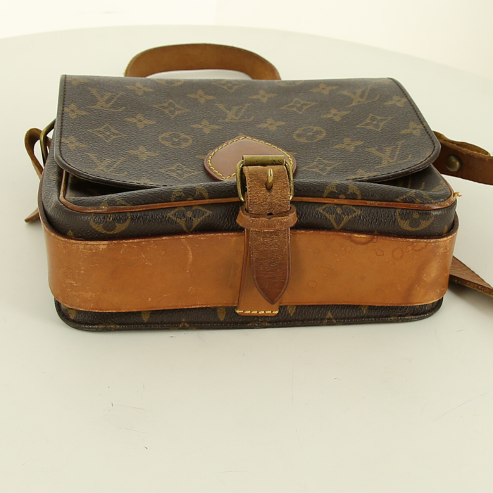 Bolso bandolera Louis Vuitton Cartouchiére en lona Monogram marrón y cuero natural - Detail D4