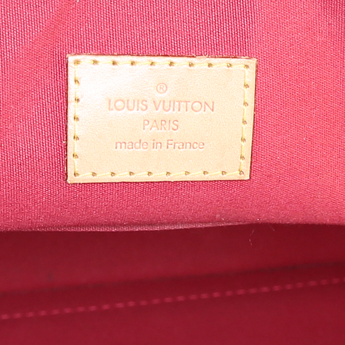 Bolso de mano Louis Vuitton Alma modelo grande en charol Monogram color cereza - Detail D3