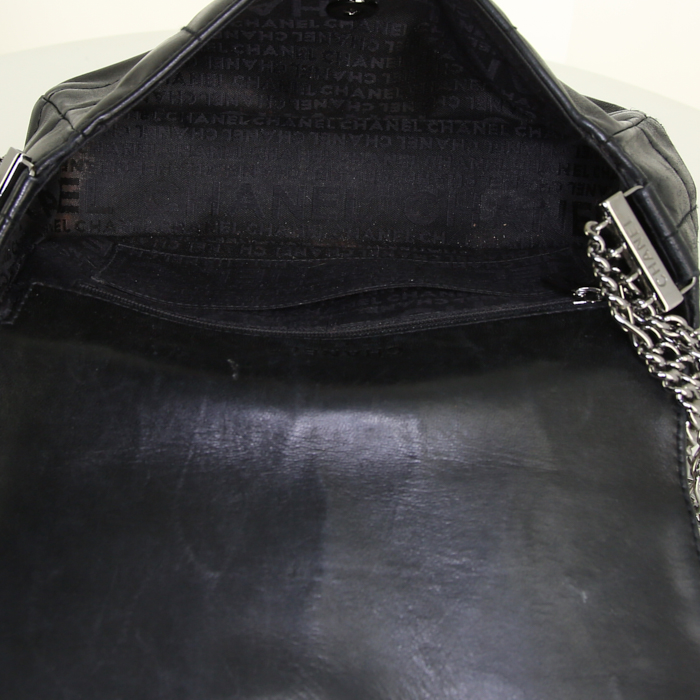 Sac porté épaule ou main Chanel Choco bar en cuir matelassé noir - Detail D2