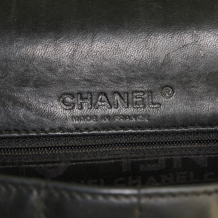 Bolso para llevar al hombro o en la mano Chanel Choco bar en cuero acolchado negro - Detail D3