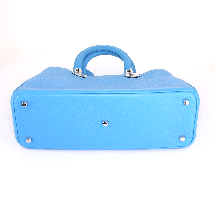 Sac à main Dior Diorissimo moyen modèle en cuir grainé turquoise - Detail D6