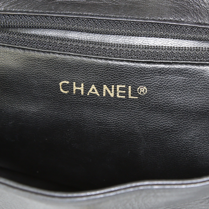 Sac à dos Chanel Vintage en cuir matelassé noir - Detail D3