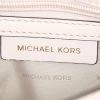 Bolso bandolera Michael Kors en cuero beige y beige rosado - Detail D4 thumbnail
