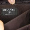 Sac bandoulière Chanel en daim matelassé marron - Detail D4 thumbnail