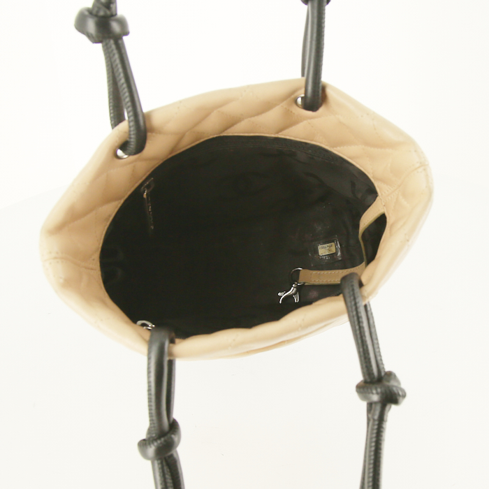 Bolso Cabás Chanel Cambon modelo pequeño en cuero acolchado beige y cuero negro - Detail D2