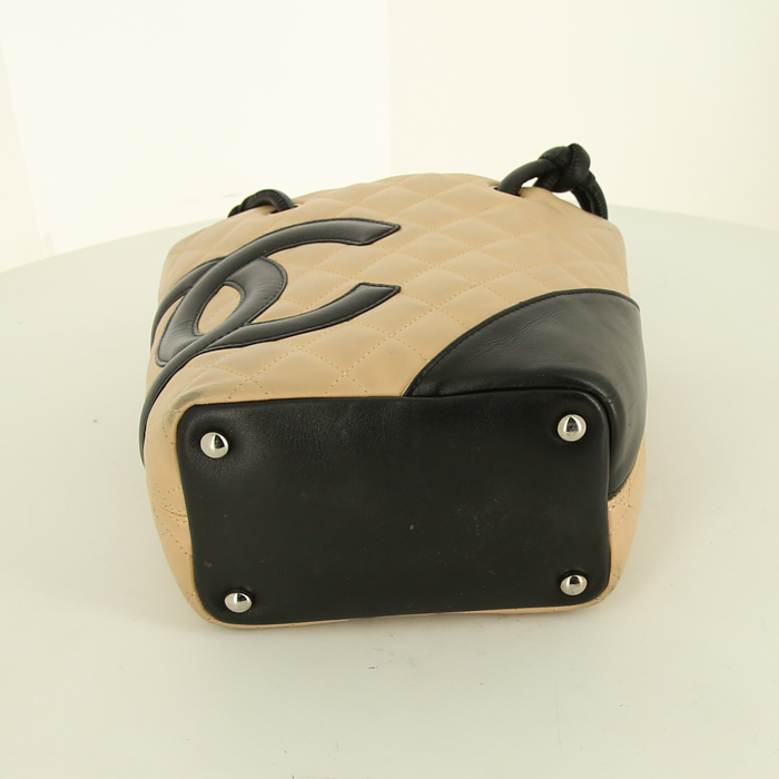 Shopping bag Chanel Cambon modello piccolo in pelle trapuntata beige e pelle nera - Detail D4