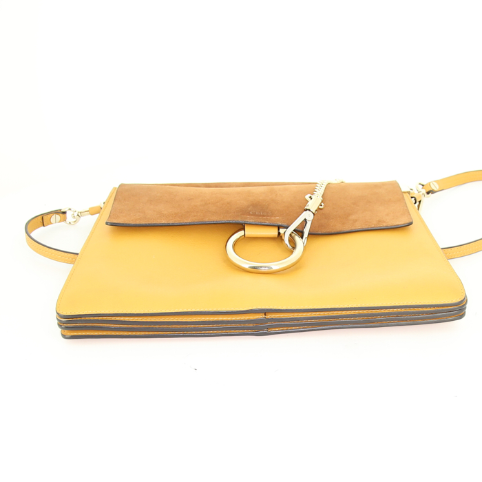 Bolso de mano Chloé Faye en ante marrón y cuero color mostaza - Detail D4