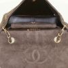 Bolso de mano Chanel Vintage en ante acolchado marrón - Detail D2 thumbnail