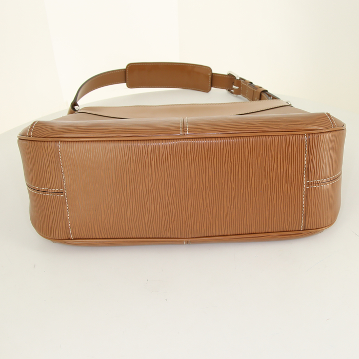 Sac porté épaule ou main Louis Vuitton Turenne grand modèle en cuir épi marron - Detail D4