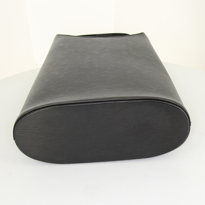 Sac porté épaule ou main Louis Vuitton Verseau en cuir épi noir - Detail D4
