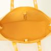 Louis Vuitton Wilshire handbag in yellow monogram patent leather - Detail D2 thumbnail