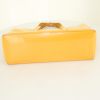 Bolso de mano Louis Vuitton Wilshire en charol Monogram amarillo - Detail D4 thumbnail