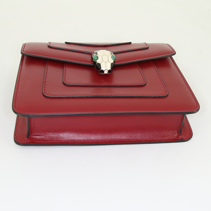 Bulgari Serpenti bag worn on the shoulder or carried in the hand in red leather - Detail D4