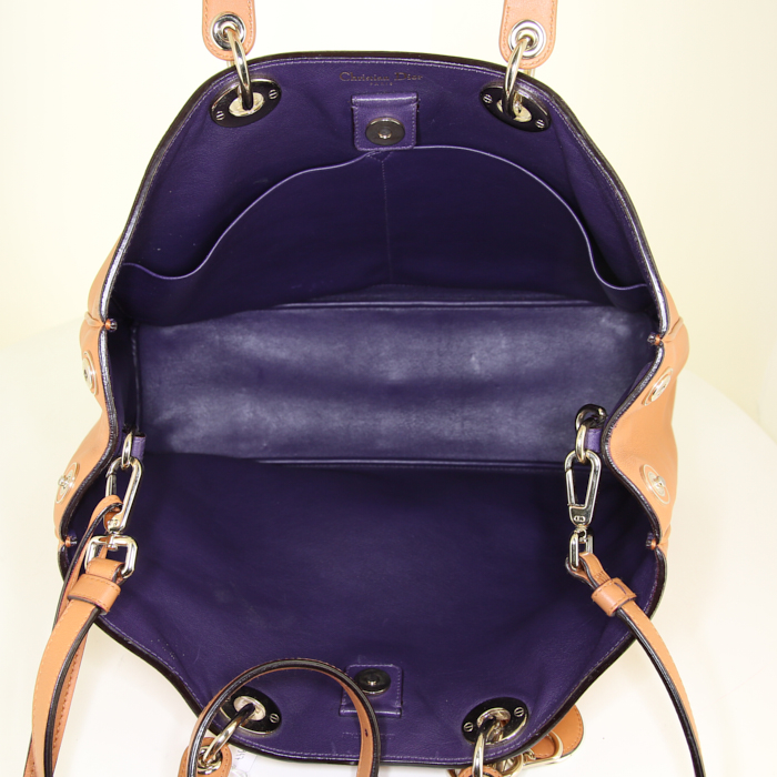 Sac à main Dior Diorissimo grand modèle en cuir marron camel - Detail D3