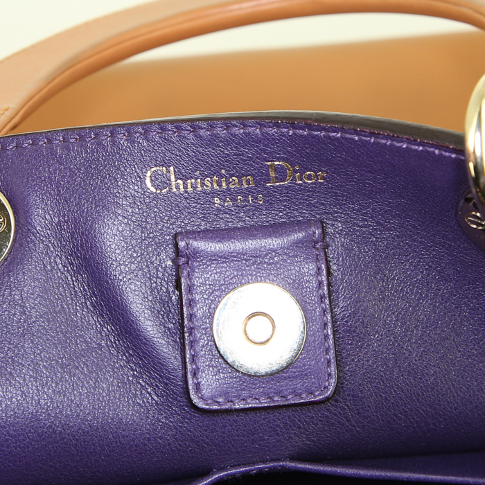 Sac à main Dior Diorissimo grand modèle en cuir marron camel - Detail D4