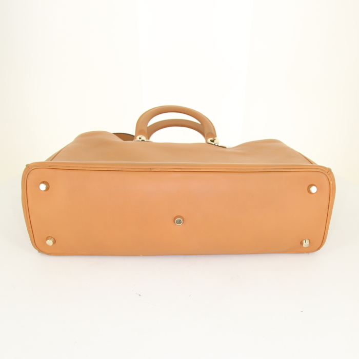 Sac à main Dior Diorissimo grand modèle en cuir marron camel - Detail D5